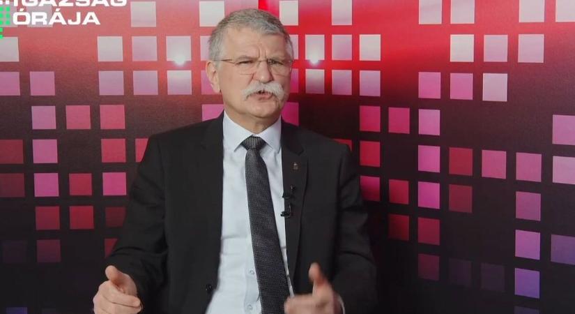 Magyar Péter lapul, mint dinnye a fűben. De ő országot akar vezetni. Normáááális?