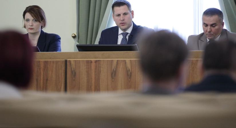 Közgyűlés döntött: költségvetési módisítások és a Duna-mente gazdasági övezet jogi rendezése Fejérben (galéria)