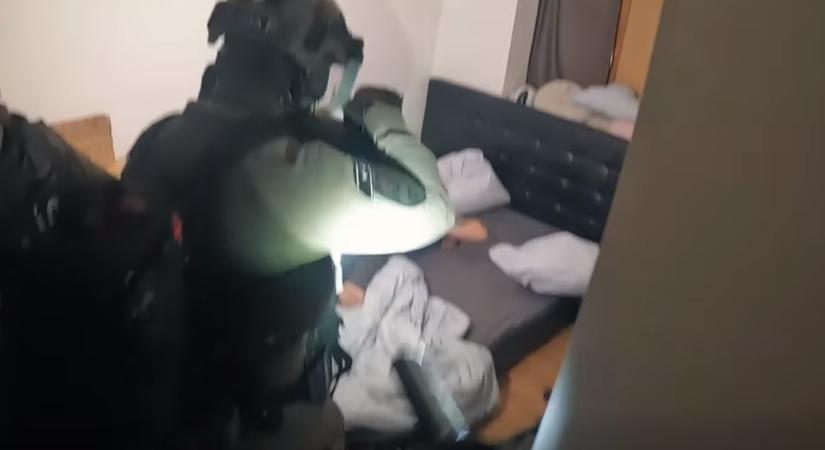 Ingatlancsalással gyanúsítanak négy személyt, kivonultak a rohamrendőrök (VIDEÓ)