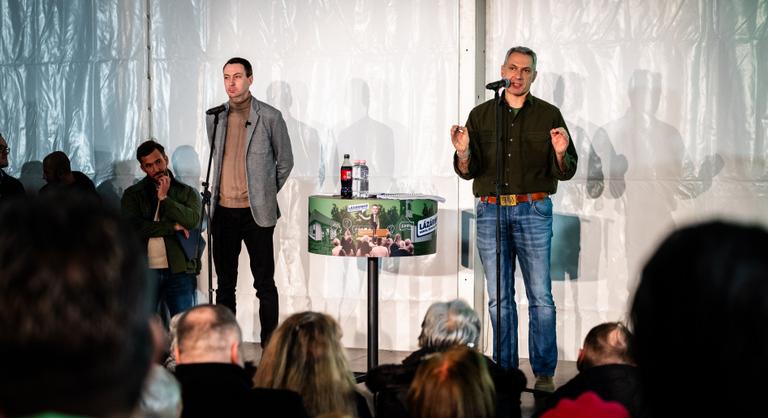 Elképesztő ordibálásig fajult Lázár János fóruma, a miniszter folyamatosan próbálja nyugtatni a helyzetet