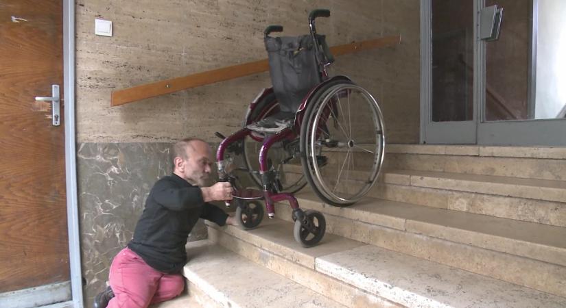Munkát keres egy mozgáskorlátozott férfi – csak akkor fizeti ki a TB a kerekesszékét, ha dolgozik
