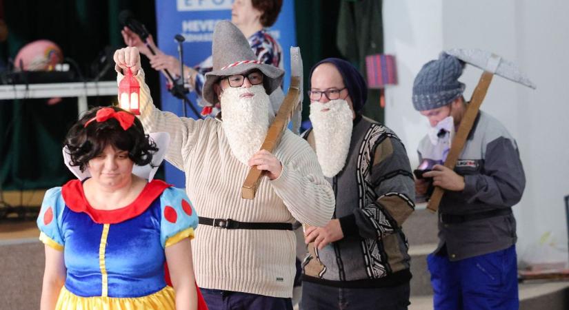 Idén is a diszkó volt a leginkább várt program – farsangi batyus bált tartott az ÉFOÉSZ