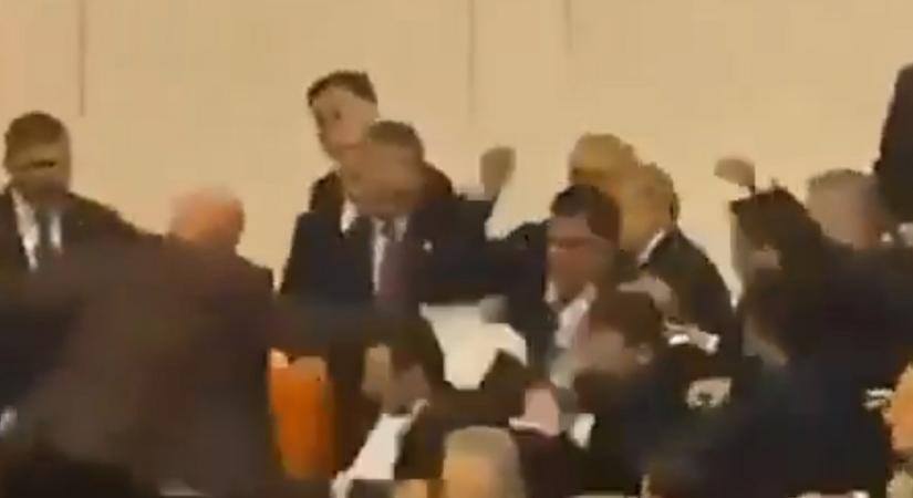 Tömegverekedés tört ki a török parlamentben egy miniszter kinevezése miatt