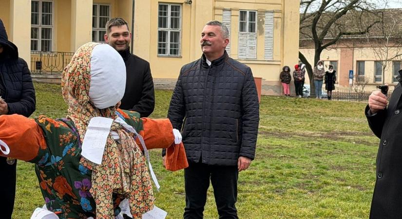 Elbúcsúztatta a telet a parlamenti képviselő, lángra kapott egy kellék