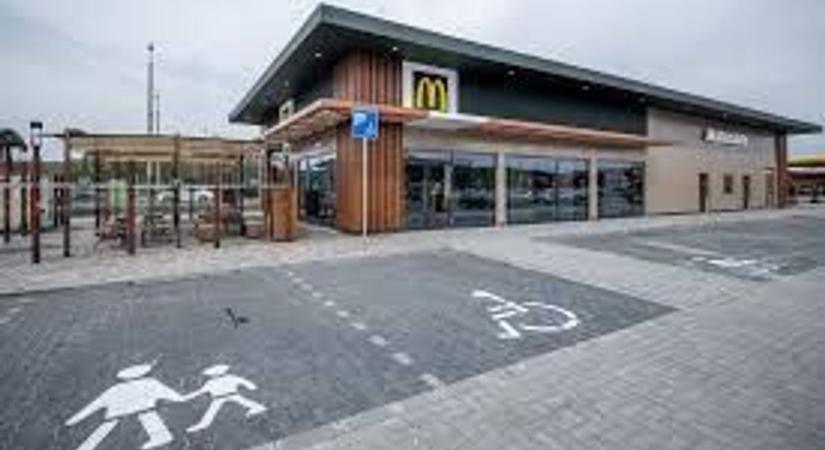 Ettől a parkolástól minden egri autós felsír: passatos vette be a le...om tablettát a Mekinél