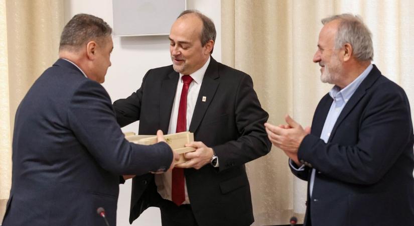 Valóságos pénzesővel számolnak Szekszárdon – Brutális számokról szavazott a közgyűlés (fotók)