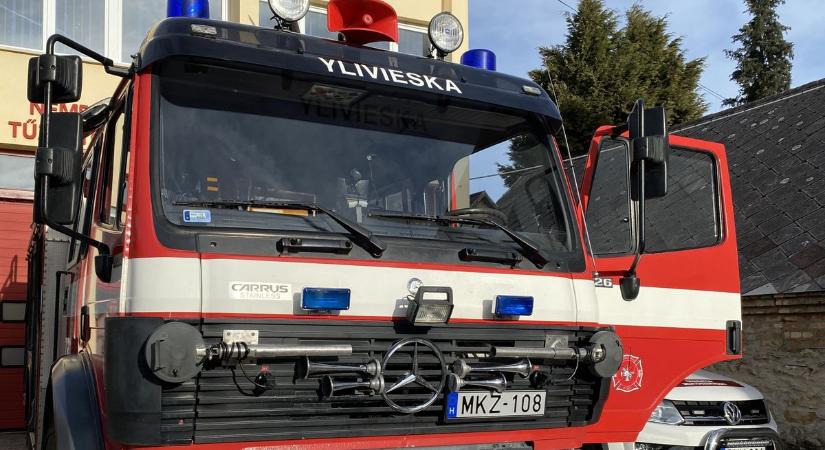 Sirálymentés, fal- és fakidőlés, füst, tűz, balesetek – bőven akadt dolguk szerdán a tűzoltóknak