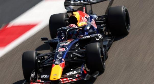 Leclerc az élen, Verstappen a középpontban: a nap F1-es hírei