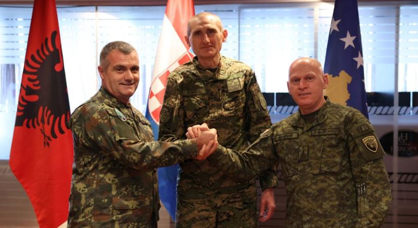 A hármas katonai szövetség szálka Szerbia szemében