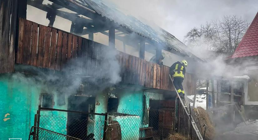 Tűz ütött ki egy melléképületben a Munkácsi járásban