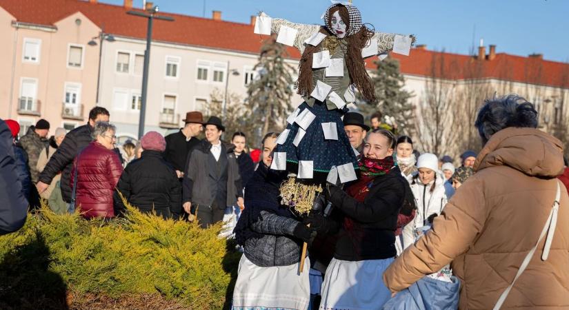 Lángok között búcsúzik: a komáromiak idén sem kegyelmeznek Rettenet Rozinak