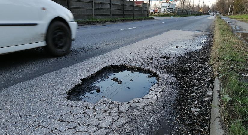 Kátyúzás és útjavítás országszerte: több ezer tonna aszfaltot dolgozott be a Magyar Közút
