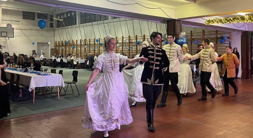 Hosszú szünet után szalagtűző bált szerveztek a Széchenyiben