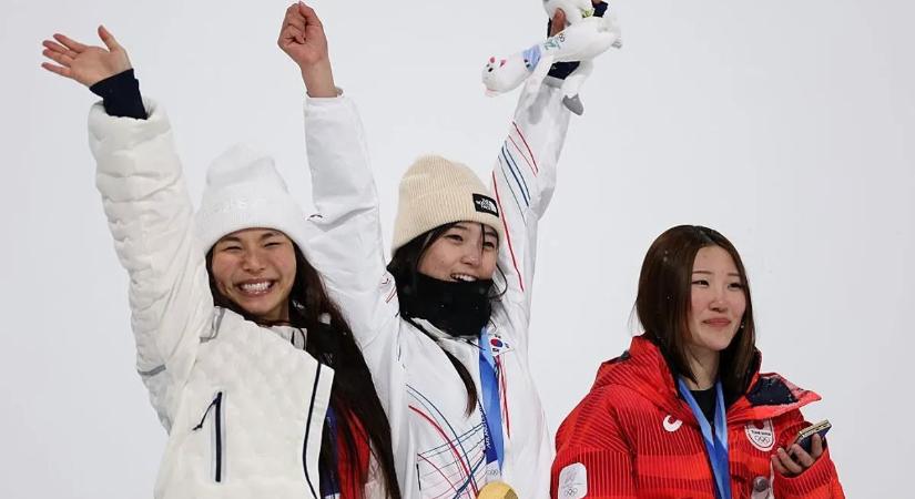 Bombameglepetés félcsőben a női hódeszkásoknál a téli olimpián