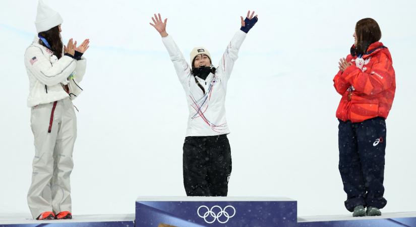 Bombameglepetés a női félcsőben