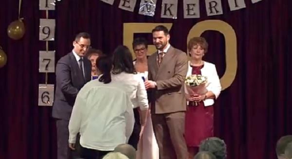 Ajándékkal kedveskedtek Papp Lászlóék az 50 éves Vénkerti Általános Iskola diákjainak