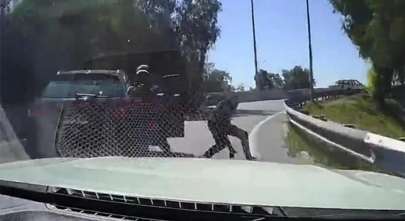 Megpróbáltak elrabolni egy autót, kegyetlenül elbántak velük – videó