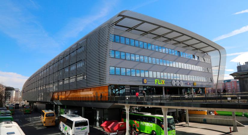 Négy publikus töltőállomással bővíti hálózatát a Daimler Buses