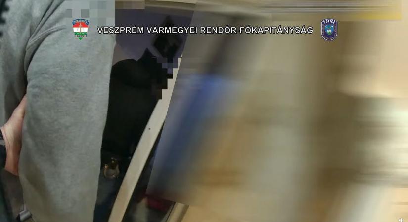 Pápán fogták el a csalás és lopás miatt körözött férfit (videó)