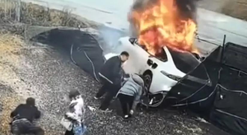 Emiatt a baleset miatt tiltották be Kínában az e-autókon a rejtett kilincset