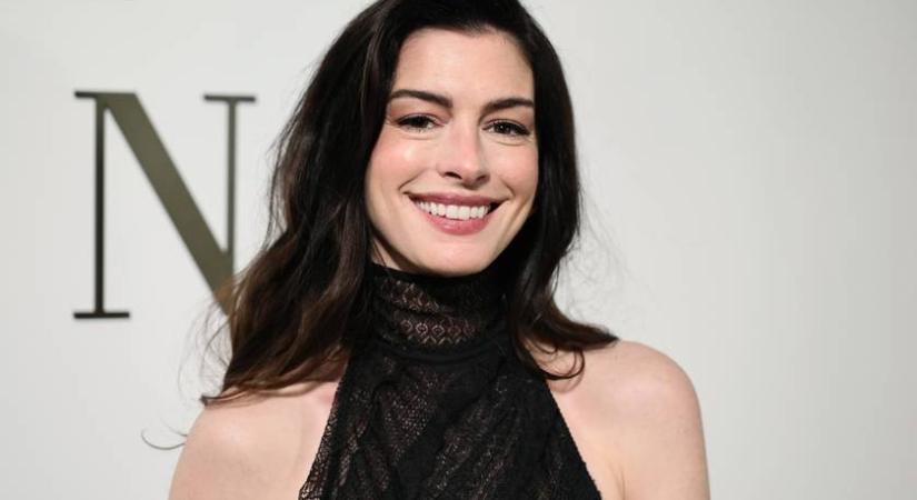 Anne Hathaway jóképű férjével jelent meg a bemutatón: átlátszó ruhában pózolt a New York-i divathéten