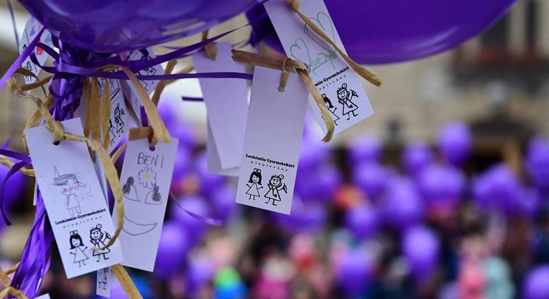 Reményt adó lila lufik szálltak az ég felé Debrecenben