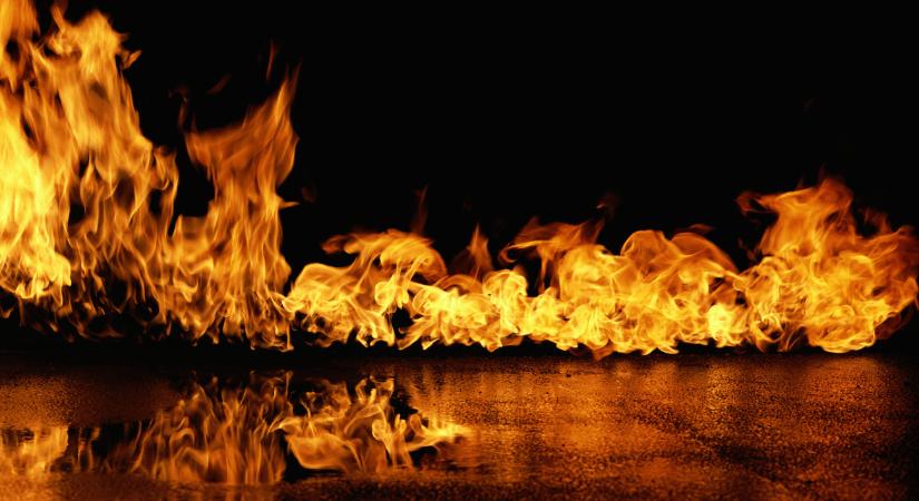 Óriási lángokkal égett egy kétszintes ház, menekítették az embereket Budakeszin