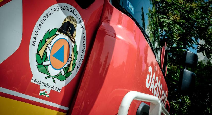 Kigyulladt egy kétszintes épület Budakeszin, tűzoltók több vízsugárral oltják a lángokat