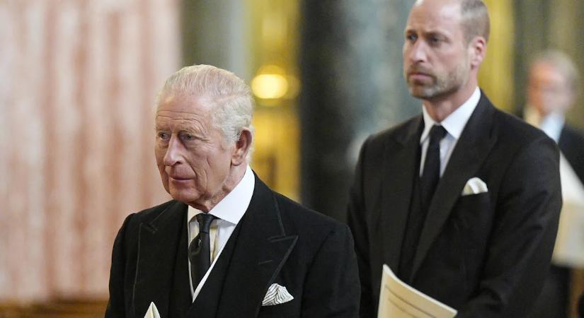 Spórolás a királyi családban: Vilmos herceget kiborította Károly király új magángépes szabálya