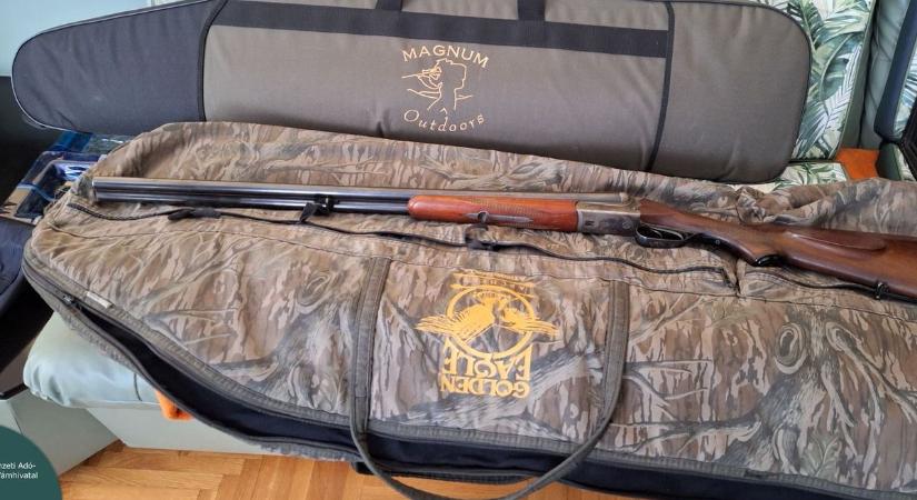 Engedély nélkül tartott fegyvereket, most közbelépett a hatóság (fotókkal)