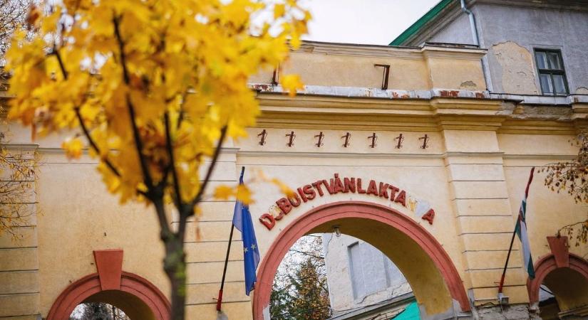 Filmsztár is volt az egri laktanya, de az igazi rivaldafényt majd most kaphatja meg – fotókkal