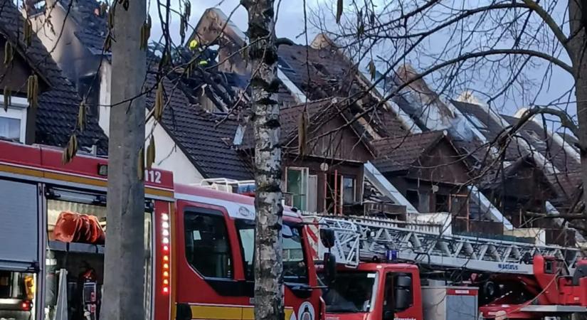 Ellepték a környéket a mentők és a tűzoltók: hatalmas lángokkal égett a munkásszálló Budakeszin - Fotók!