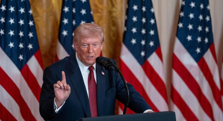 Donald Trump megfenyegette a demokratákkal együtt szavazó republikánusokat