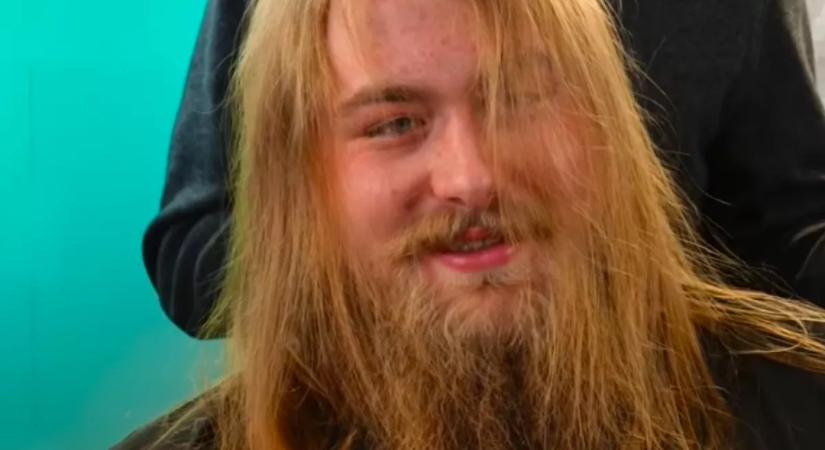 Hat éve nem volt fodrásznál a srác: durva átváltozás a szalonban