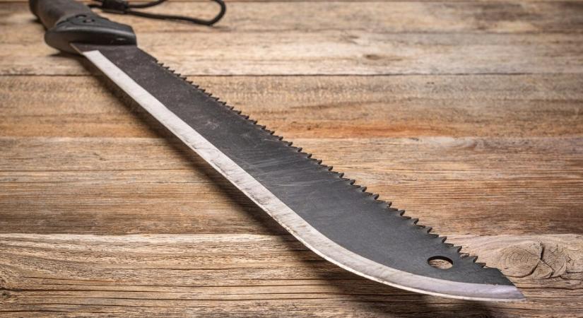 Machetével tartotta fogva családját egy férfi – ez lett a vége