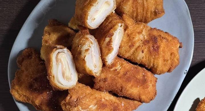 Sajttal és sonkával töltött, rántott kelkáposztatekercs: ropogós panírral csábít