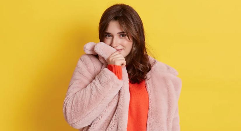Spórold meg a tisztítás árát – így szedd ki a sminkfoltot a télikabát gallérjából