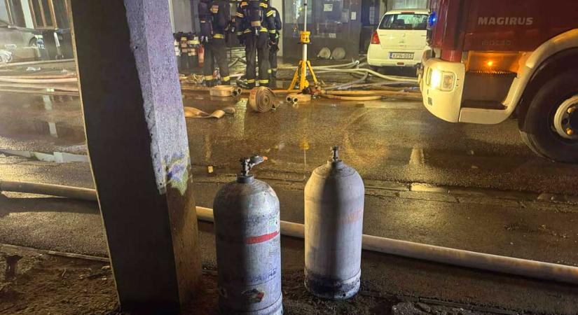Tragédia a budakeszi munkásszállón: hegesztéshez használt palackok is felrobbantak, több ember égett halálra a tetőtérben – fotók a cikkben