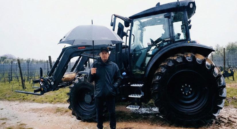 Kimi Räikkönen mostantól traktorral tudja, hogy mit csinál