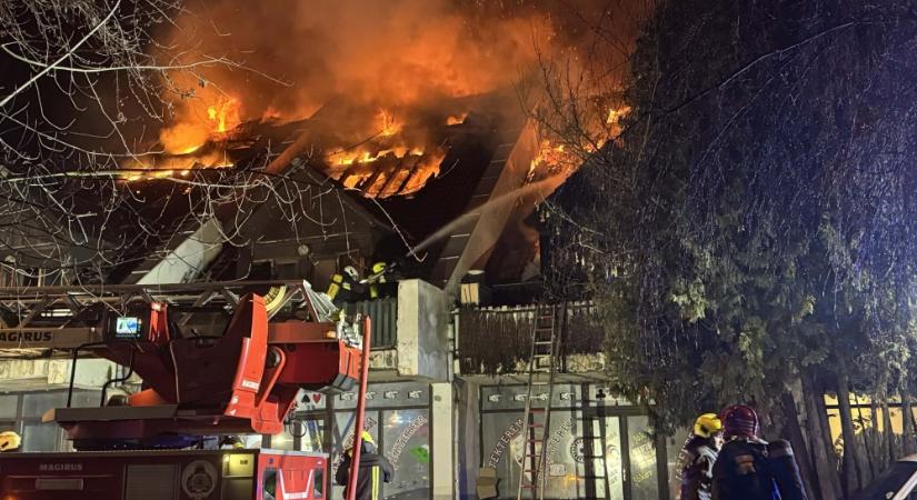 Kigyulladt egy kétszintes épület Budakeszin
