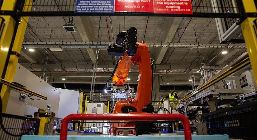 Hat méterről zuhant le egy dolgozó a CATL debreceni gyárában