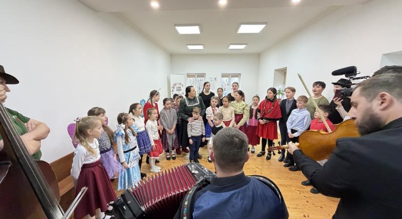 Farsangi forgatag a Nagyberegi Tájházban a Rezeda Folkműhely közreműködésével