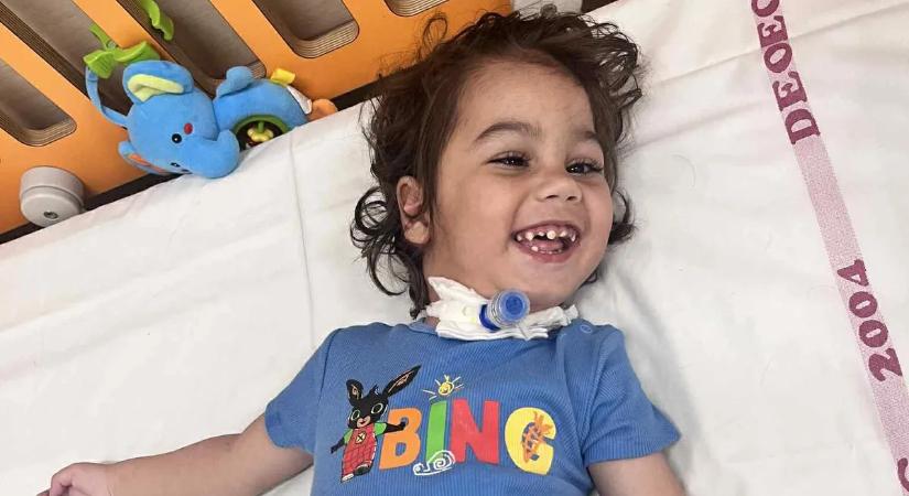 Kétszer állt le a szíve: ez a 3 éves hajdú-bihari kisfiú hősiesen küzd az életéért