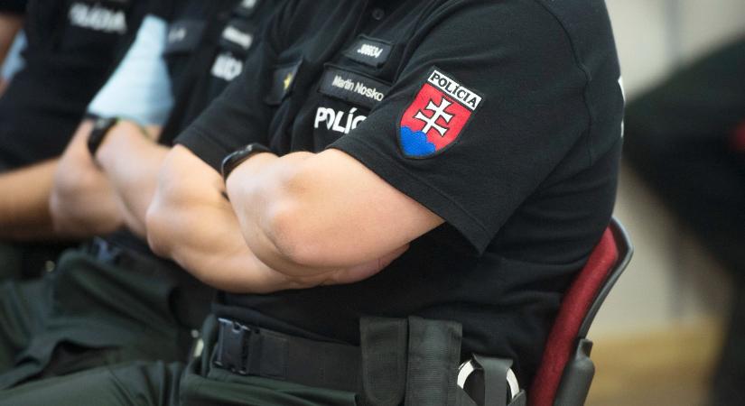 Rendőrök, mentők és tűzoltók bérét vágták meg, forr a levegő a szomszédban