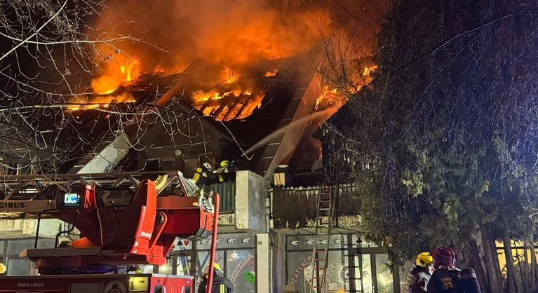Lángba borult Budakeszin egy munkásszálló, halottakat találtak a romok között