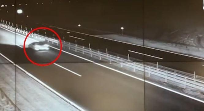 Rendőrök állították meg a forgalommal szemben hajtó autóst az M4-esen – videó