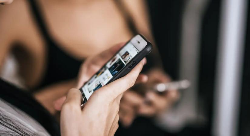 Vége a végtelen görgetésnek? Brüsszel betiltaná a „doomscrollingot” a TikTokon