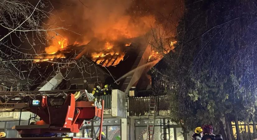 Tűz volt egy kétszintes sorházban Budakeszin, többen életveszélyesen megsérültek