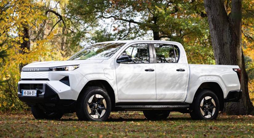 Elektromos lett a Hilux: érkezik a Toyota legendás pickupjának tisztán villanyos változata VIDEÓ