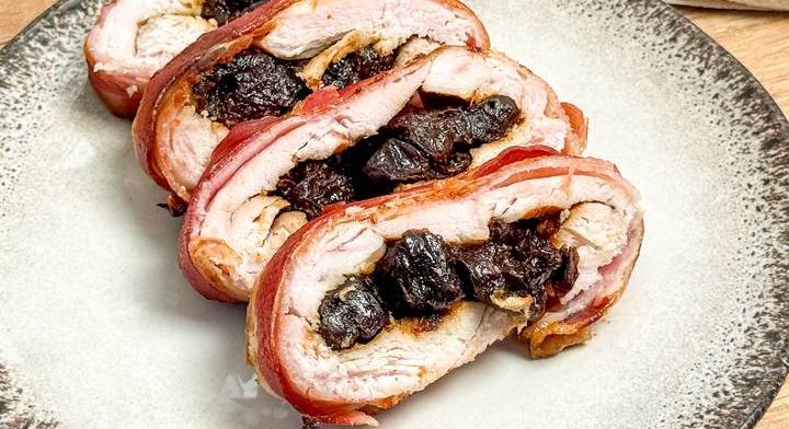 Aszalt szilvával töltött csirkemell: baconbe tekerve sül ropogósra